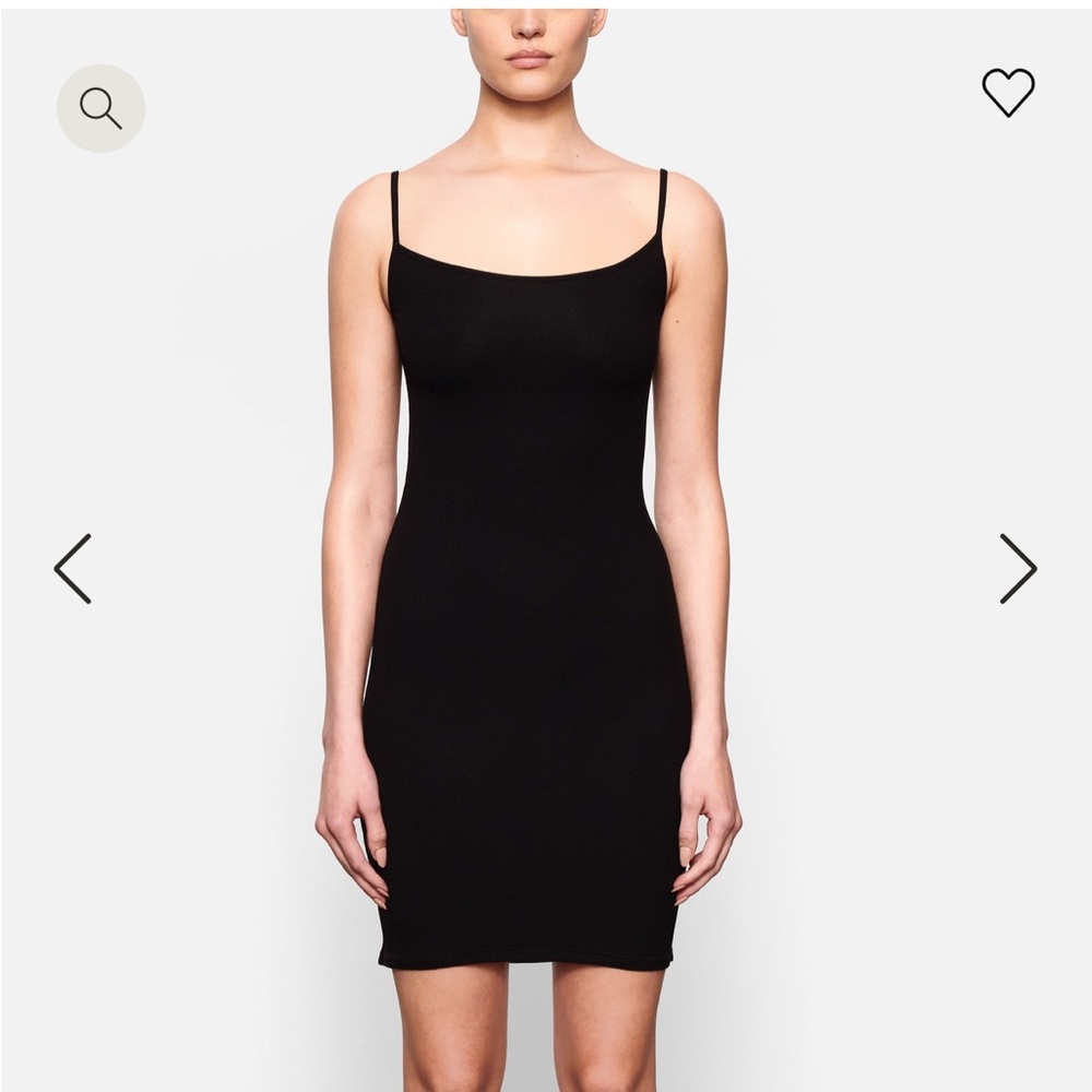 SKIMS SOFT LOUNGE
SLIP DRESS